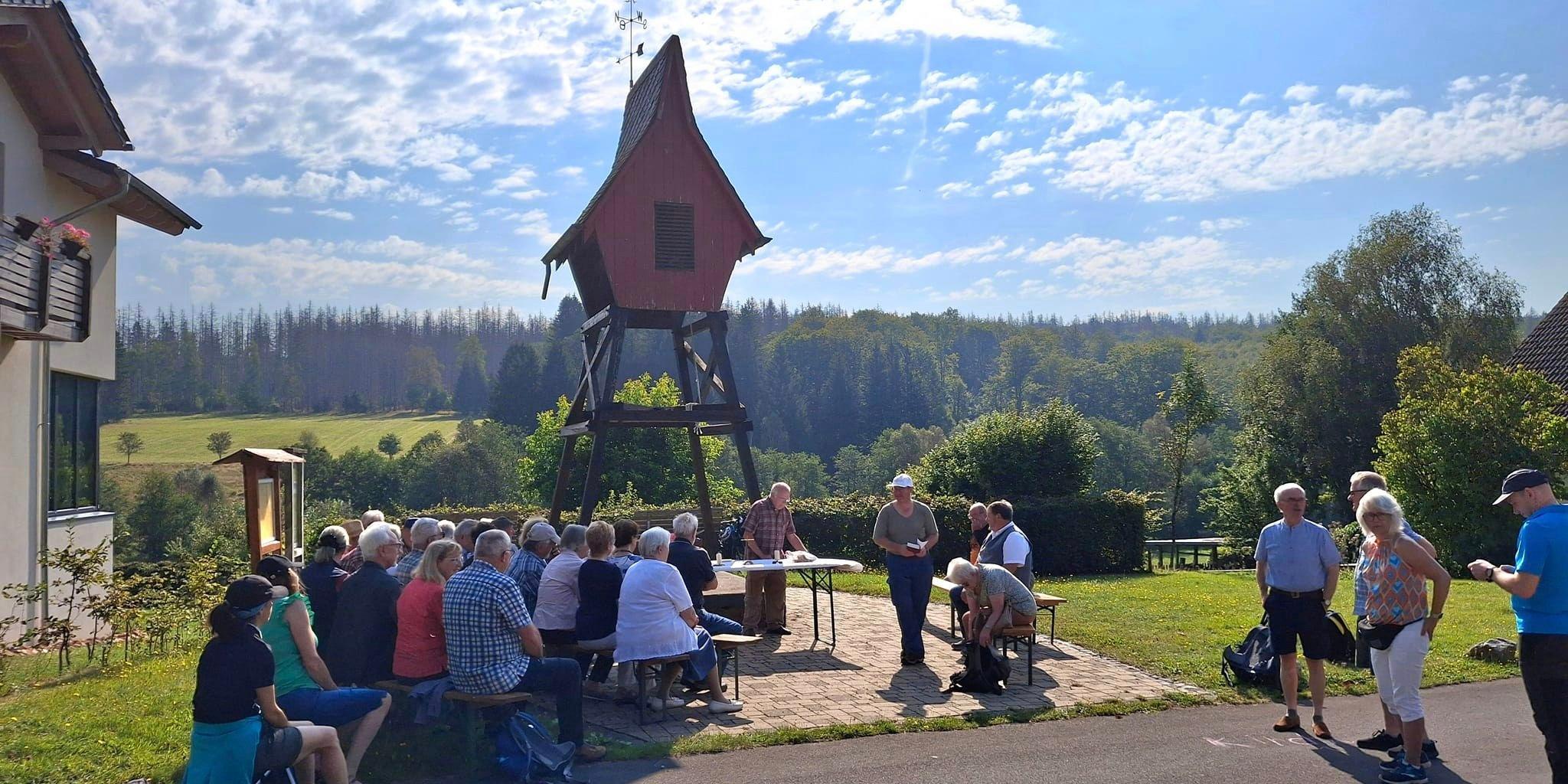 Gottesdienst am Glockenturm von Thranenweier