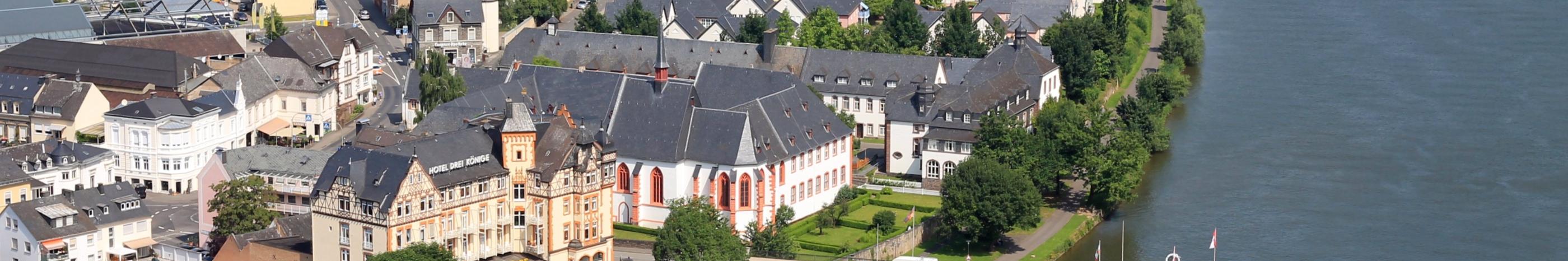 Man sieht von oben die Mosel mit dem Cusanus-Stift