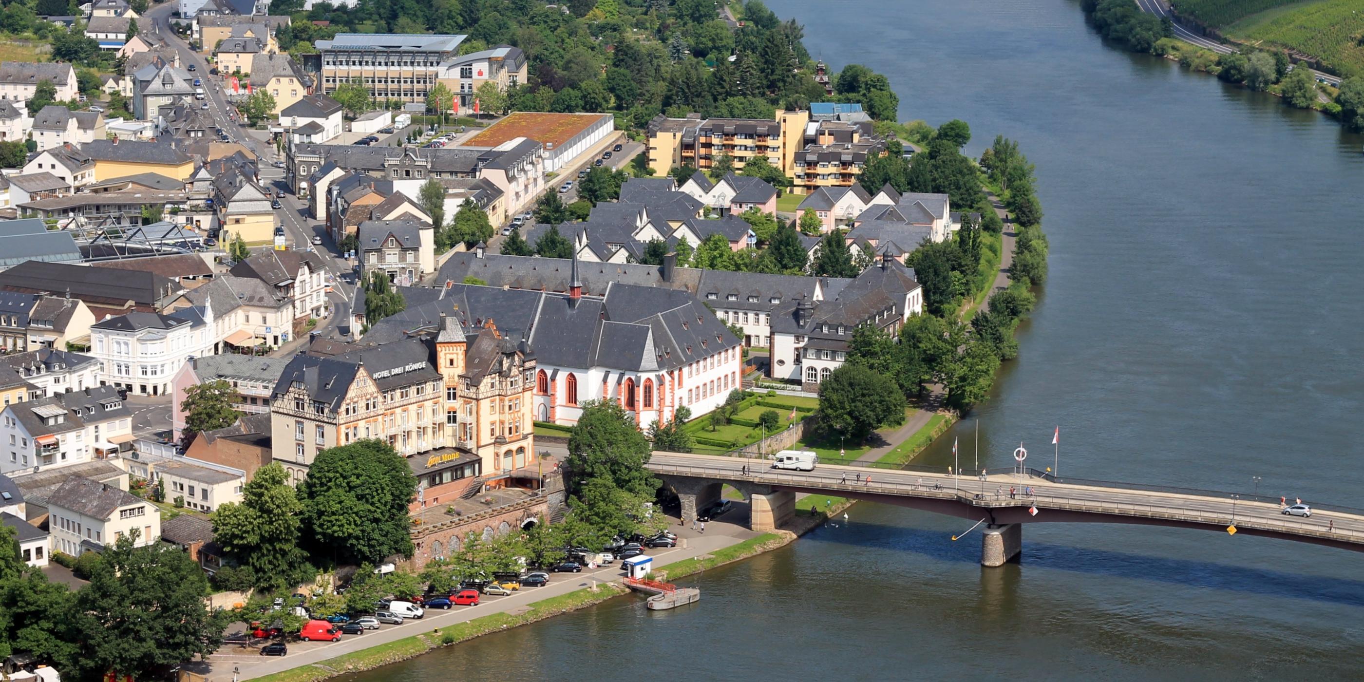 Man sieht von oben die Mosel mit dem Cusanus-Stift