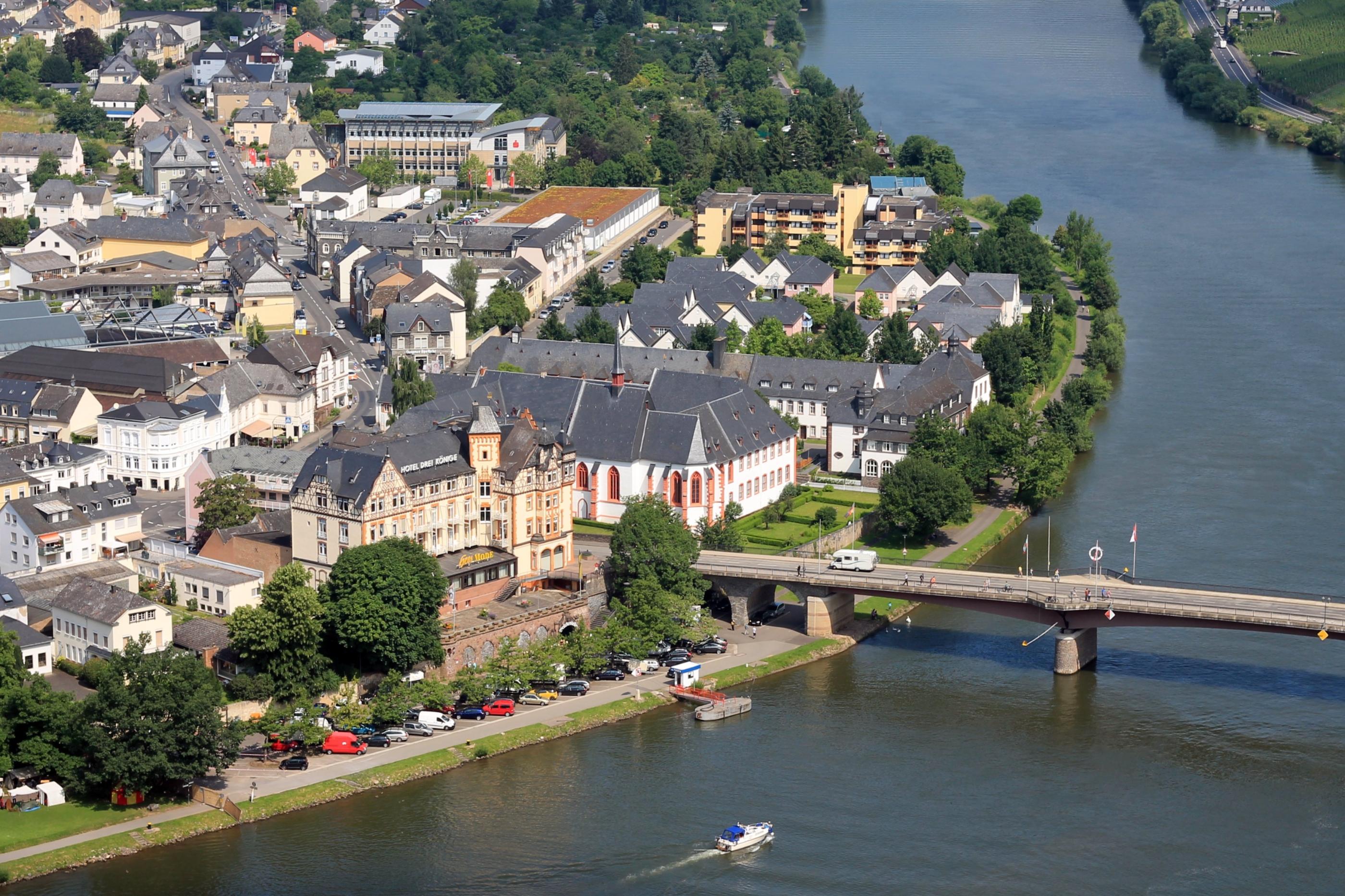 Man sieht von oben die Mosel mit dem Cusanus-Stift