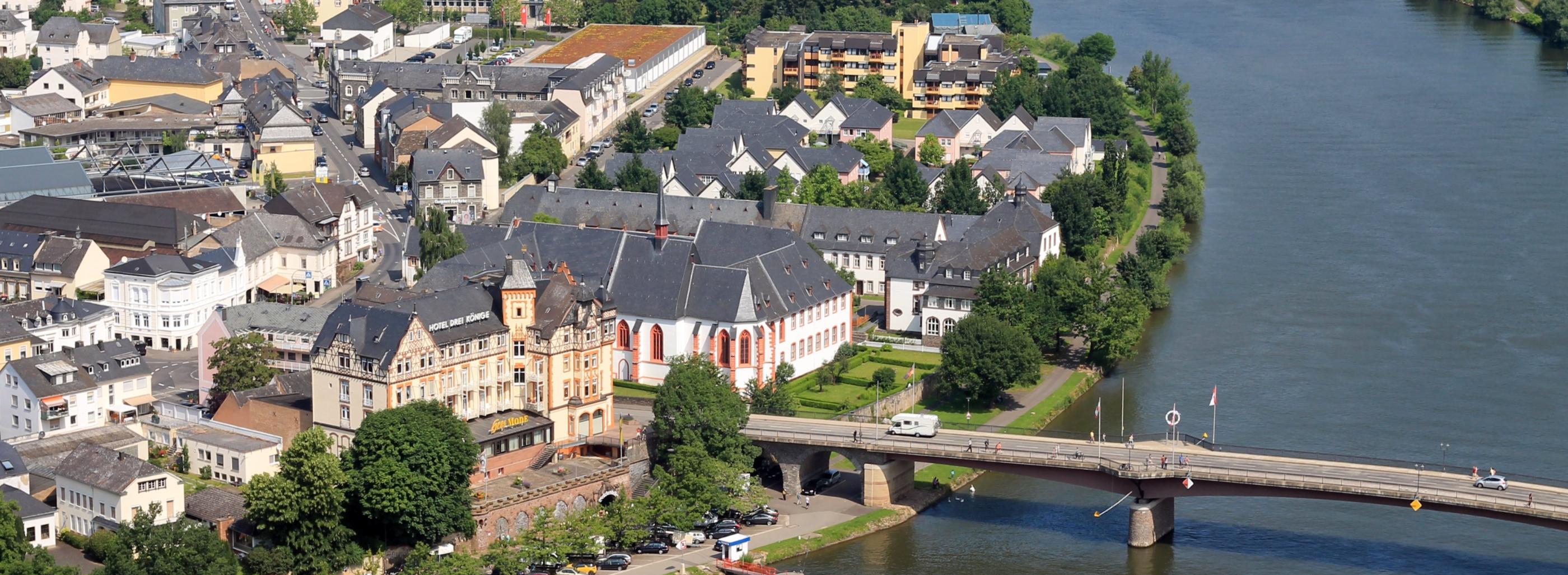 Man sieht von oben die Mosel mit dem Cusanus-Stift