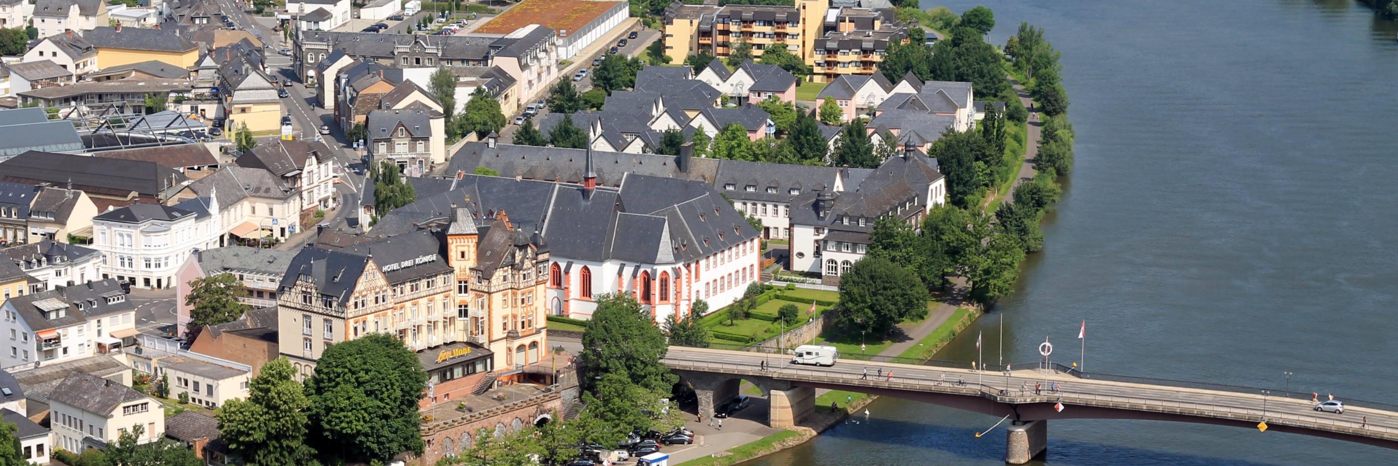 Man sieht von oben die Mosel mit dem Cusanus-Stift