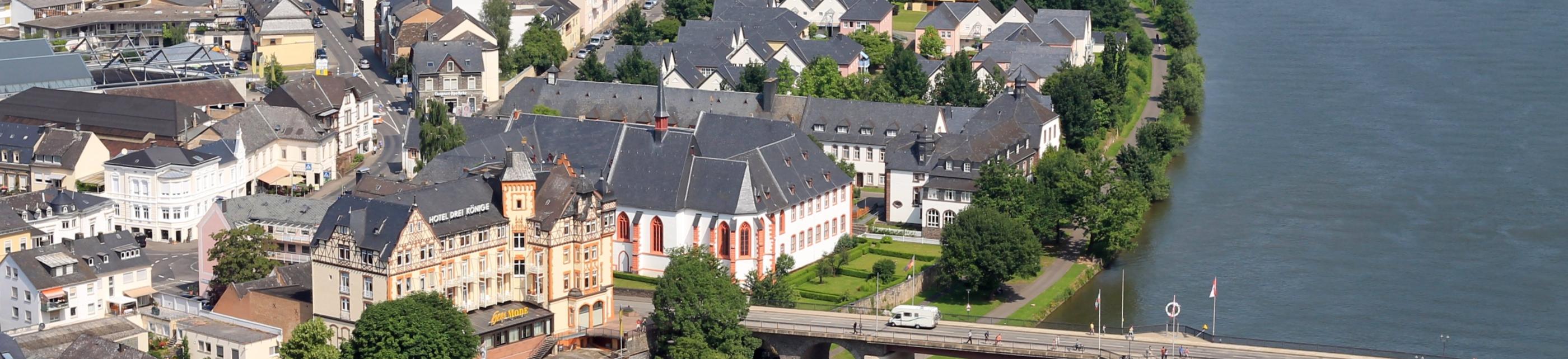 Man sieht von oben die Mosel mit dem Cusanus-Stift