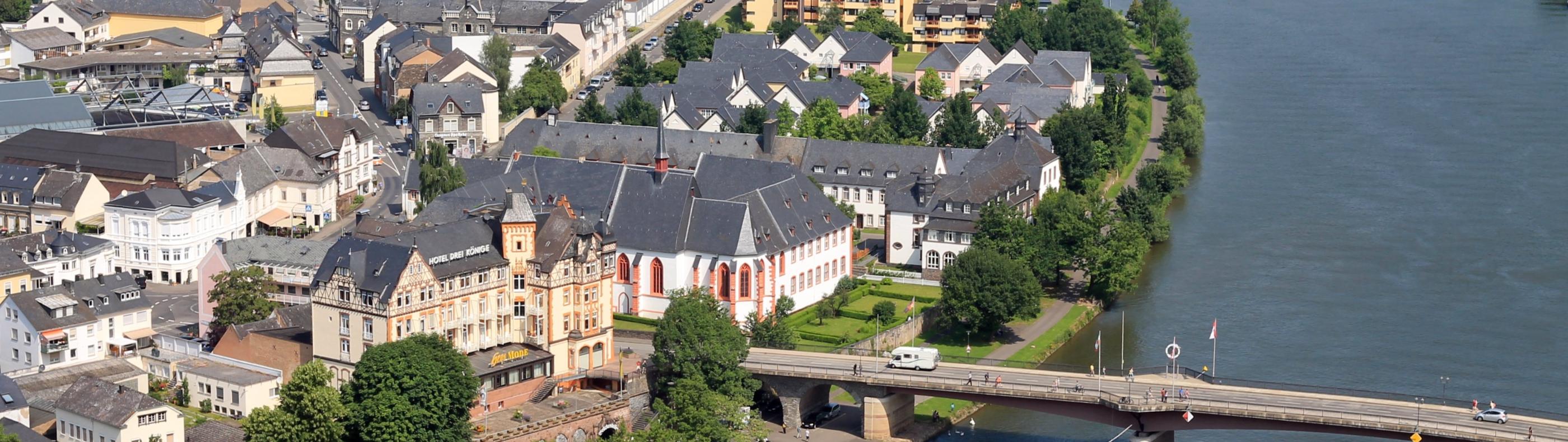 Man sieht von oben die Mosel mit dem Cusanus-Stift