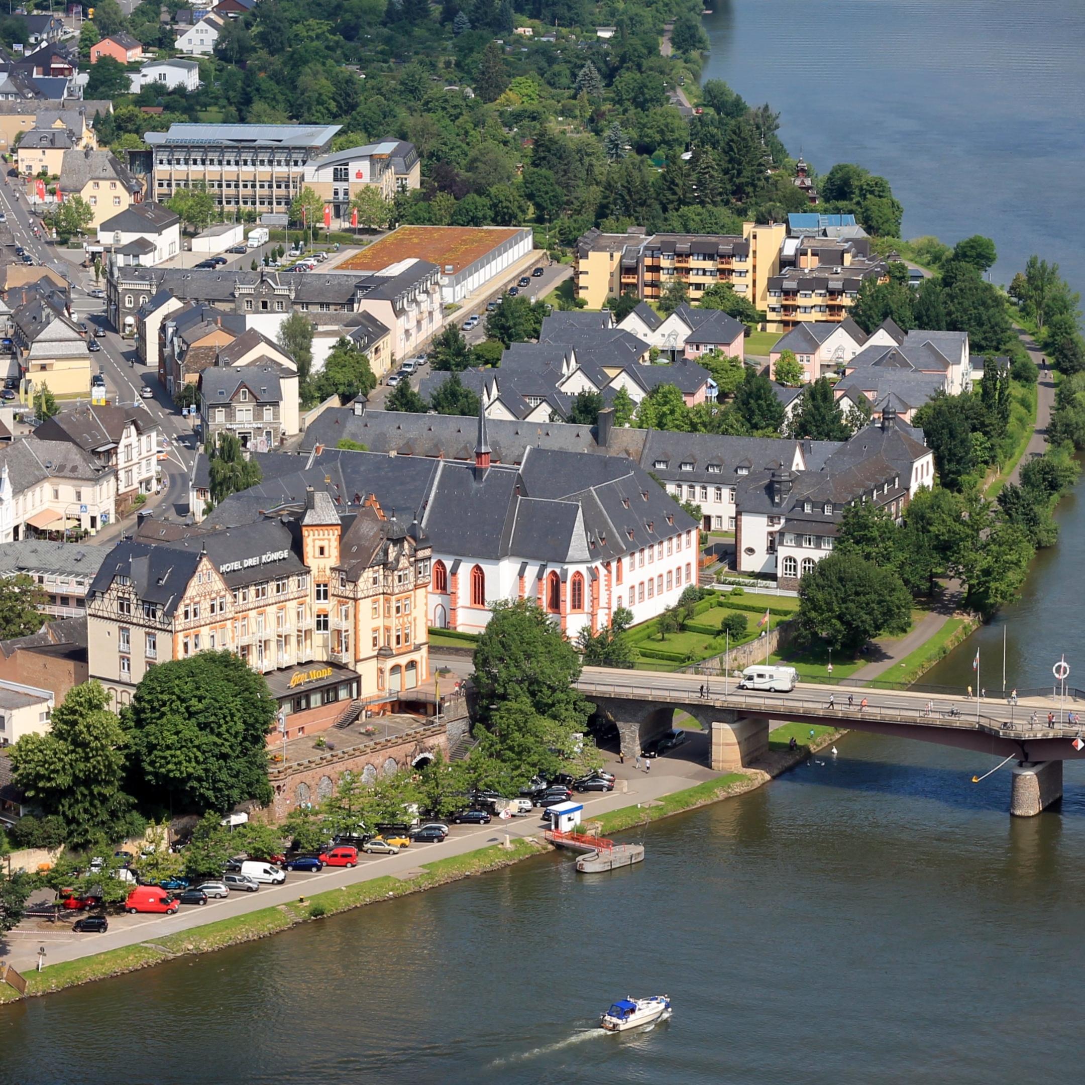 Man sieht von oben die Mosel mit dem Cusanus-Stift