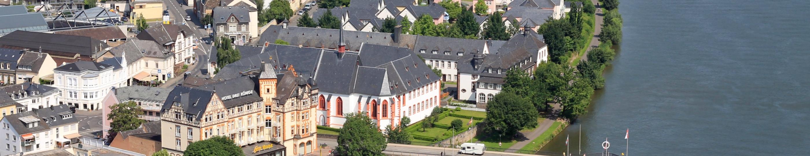 Man sieht von oben die Mosel mit dem Cusanus-Stift