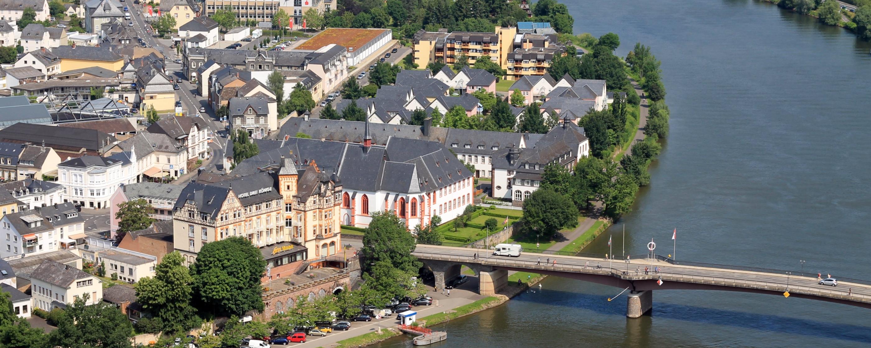 Man sieht von oben die Mosel mit dem Cusanus-Stift