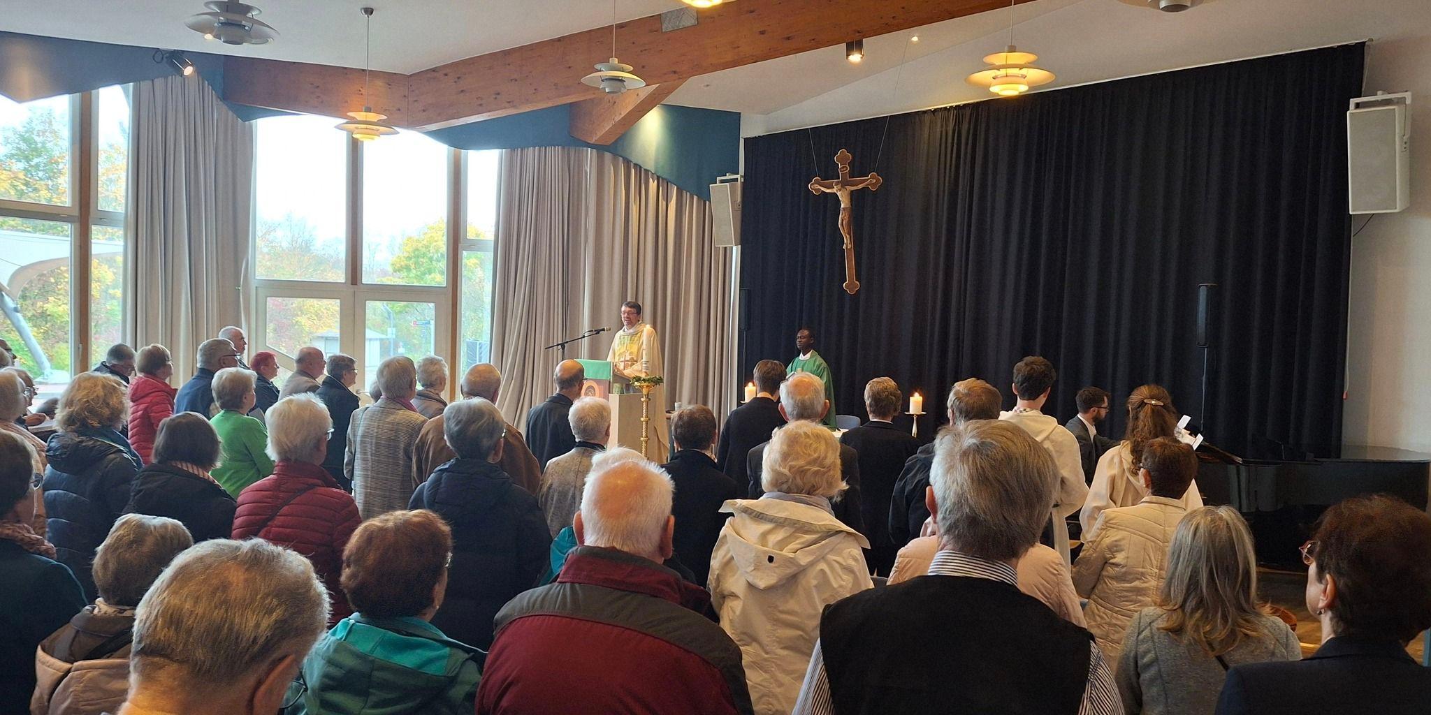 Pater Dr. Ralf Huning SVD feiert sein silbernes Priesterjubiläum im großen Saal des Kurgastzentrums