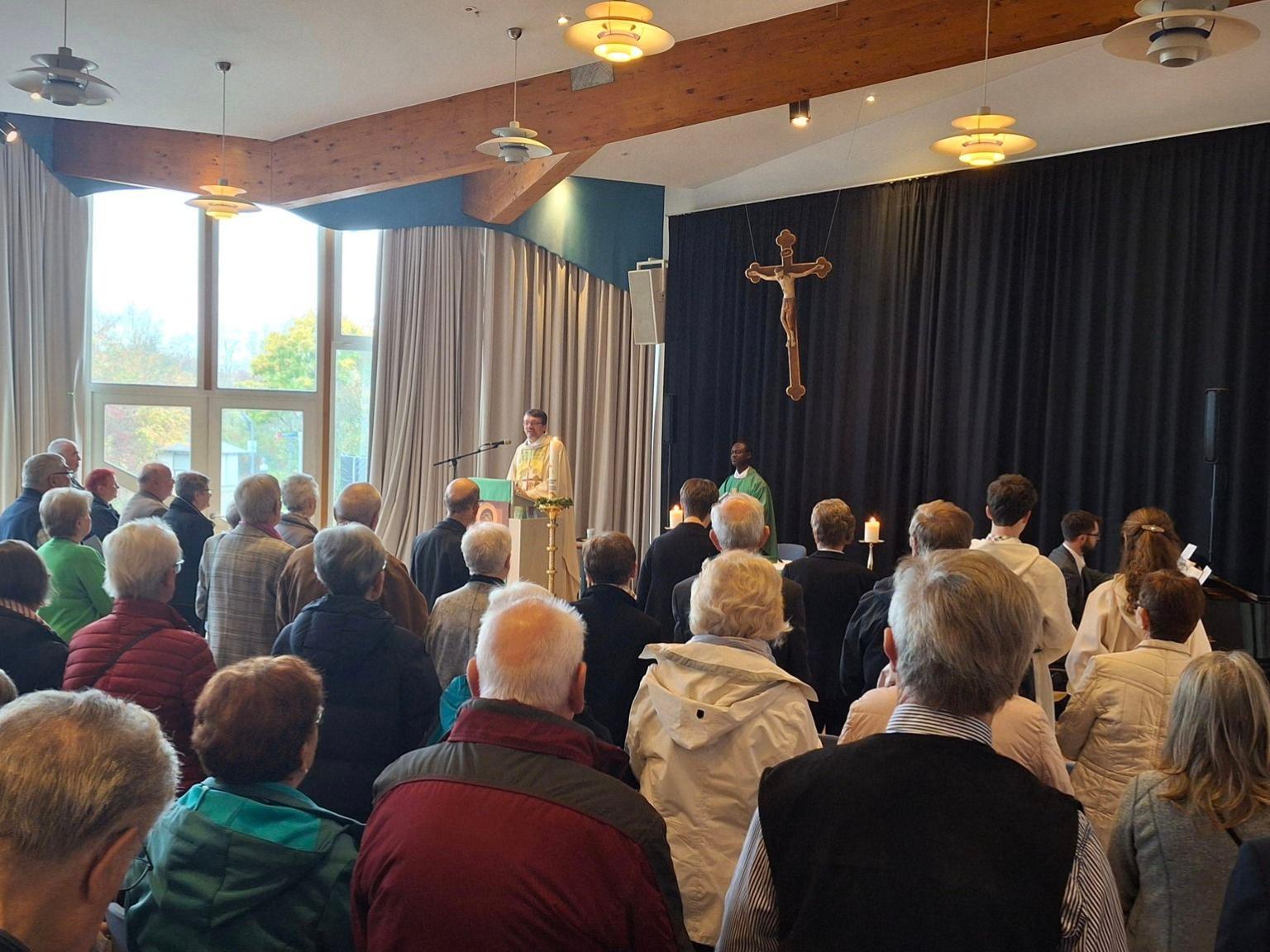 Pater Dr. Ralf Huning SVD feiert sein silbernes Priesterjubiläum im großen Saal des Kurgastzentrums