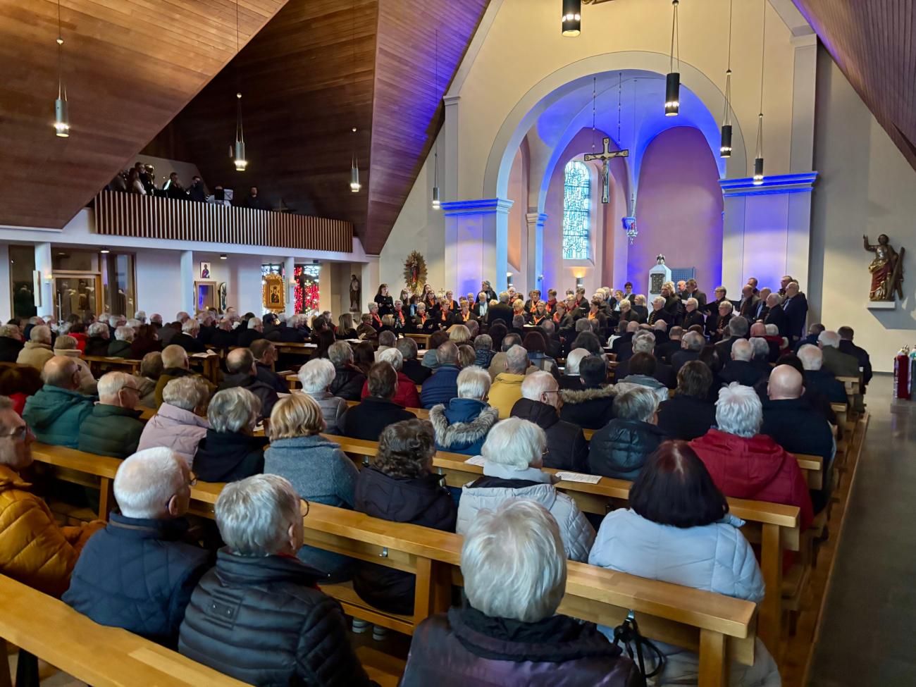 20260118 Chorjubiläum Longkamp 1 - Blick in die vollbesetzte Kirche