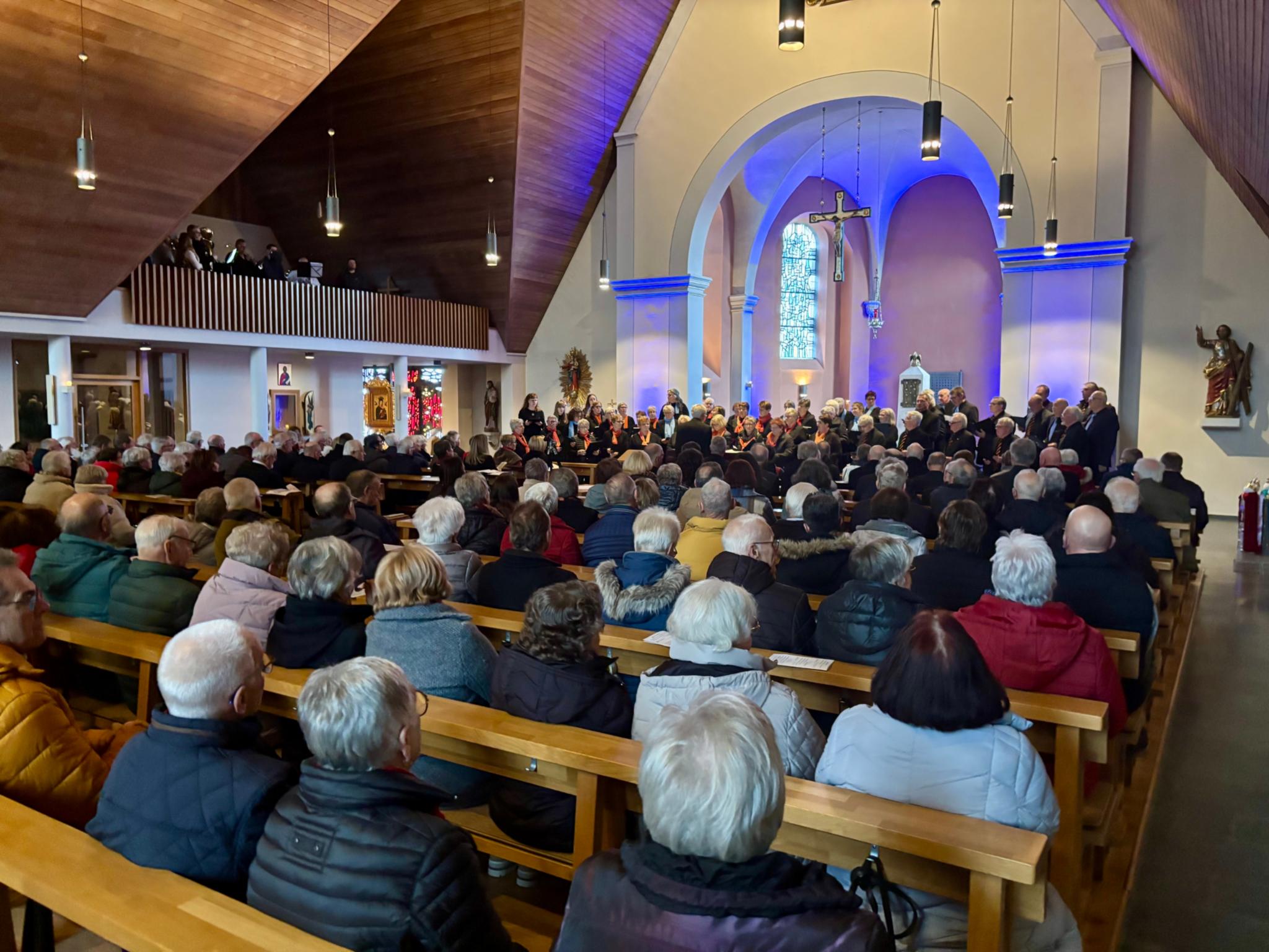 20260118 Chorjubiläum Longkamp 1 - Blick in die vollbesetzte Kirche