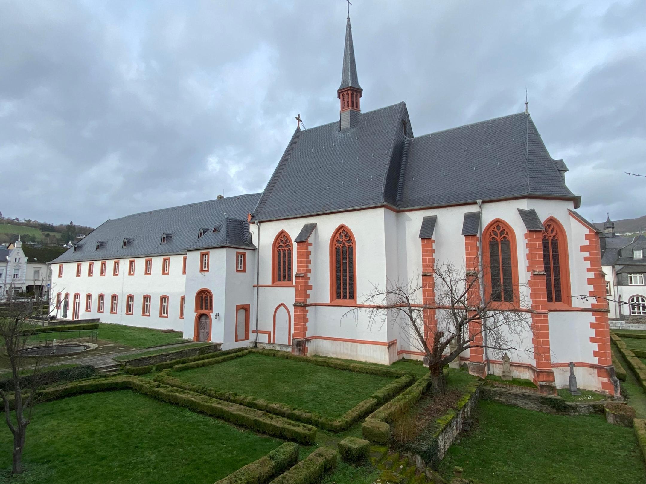 Bernkastel-Kues OT Kues Cusanusstift 07 - Gesamtansicht der Südfassade des Cusanusstifts